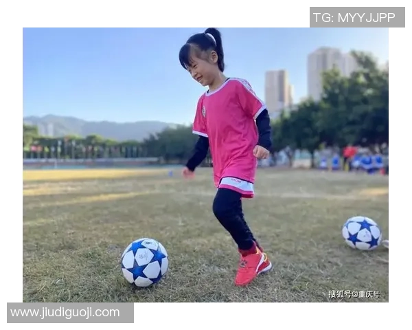 外国女性挑战足球明星技艺展现独特魅力与风采